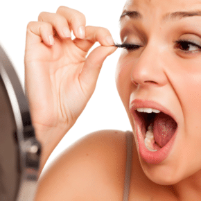¿Cómo quitar las pestañas postizas correctamente?